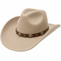 Sombrero vaquero beige con banda decorativa y detalles metálicos