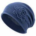 Gorro azul con flor decorativa tejida