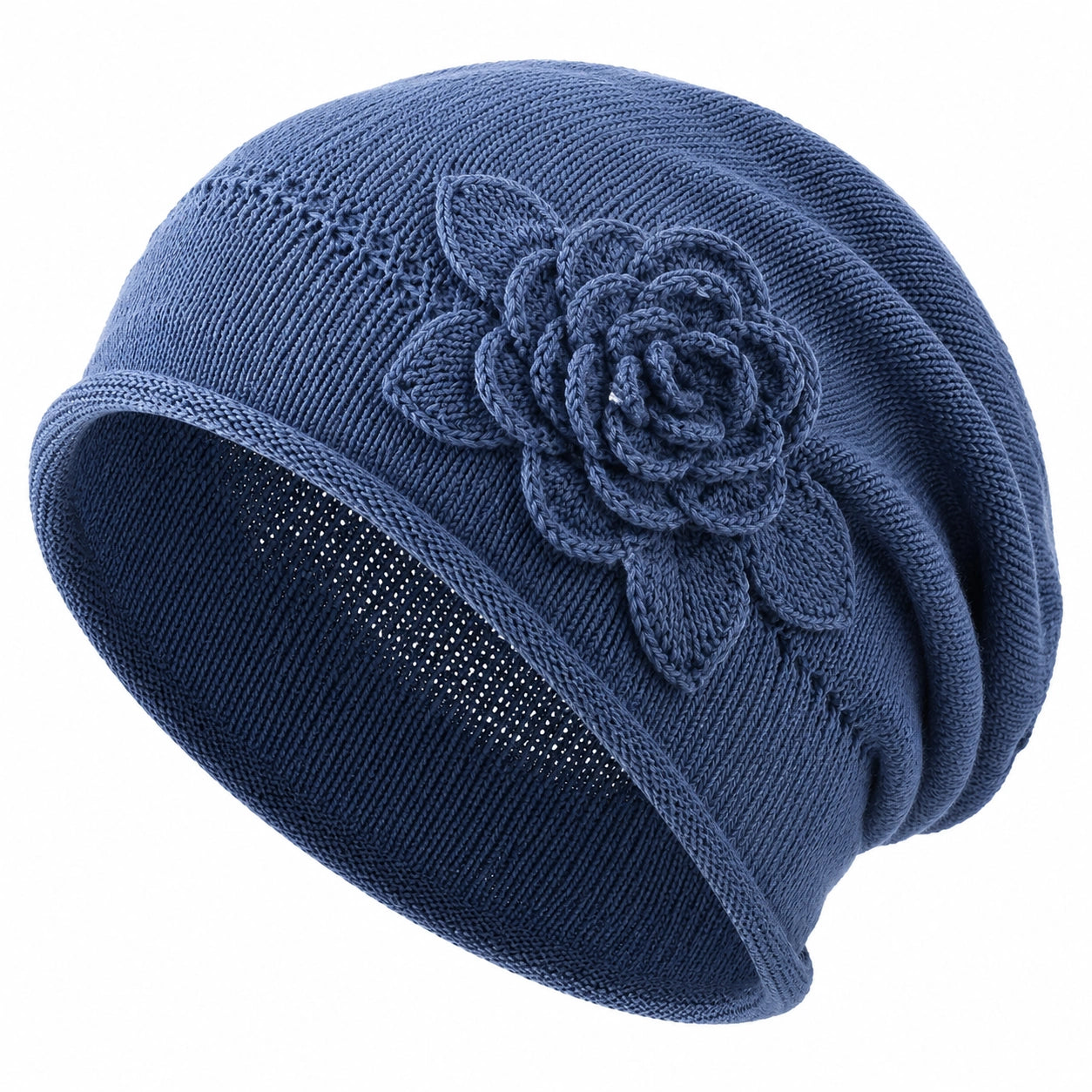Gorro azul con flor decorativa tejida