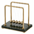 Péndulo de Newton con bolas doradas y base de mármol elegante